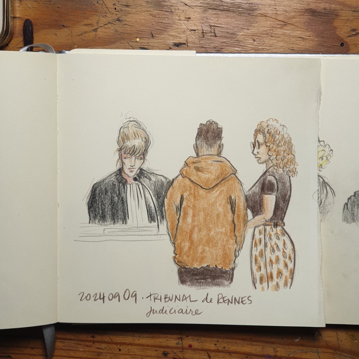 Bagarre entre un fils et le compagnon de sa mère.
#tribunaljudiciairederennes
La juge, le prévenu et sa traductrice.
.
.
.
#courtillustration #urbansketching #bretagne #fabercastel #sketchbook #portrait #artoftheday