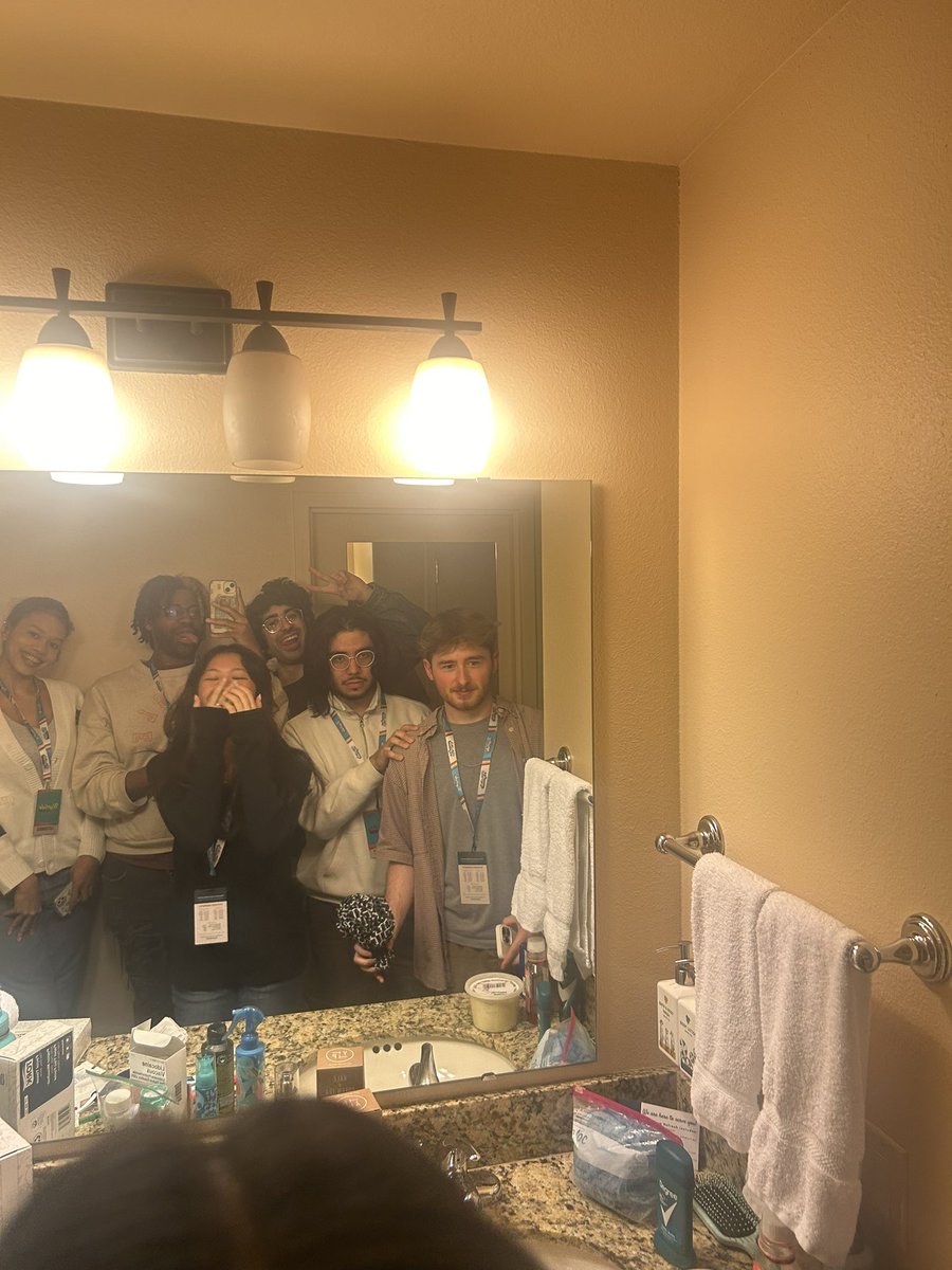 liliumsplatoon's tweet photo. so surreal to meet everyone i’d played with for years. thanks to everyone who made my first LAN an unforgettable experience ♥️ https://t.co/ZEWdOKQenh