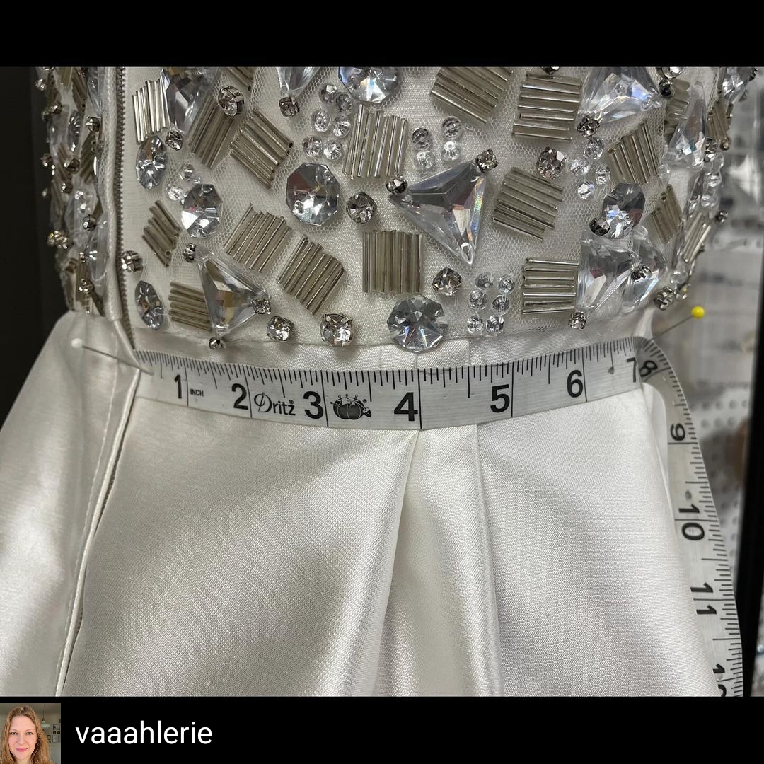 MPC705's tweet image. RP from IG #mpc705 #costumer Valerie Keiser.
#Palm Royale S1 E10
So many 1960s dresses are made from this exquisite silk zibeline...If you cut your pieces just so, you can get it to highlight structural details perfectly...
#motionpicturecostumers #iatse #iatse705
