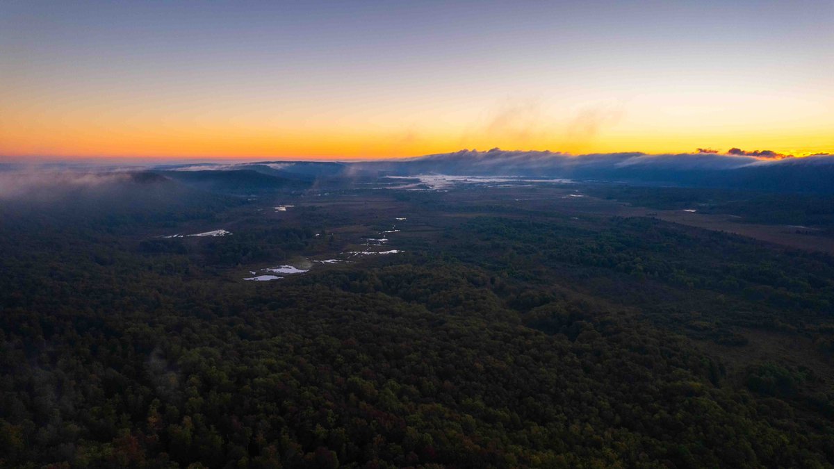 TuckerCounty_WV's tweet photo. The northern end of #CanaanValley is part of the Canaan Valley National Wildlife Refuge and is also the location for the VA. Tech Meteorology weather station, often the coldest place in North America.
On this morning, a cold front rushes over mountain ridges.
#gettuckered https://t.co/0OIZAvSK4N