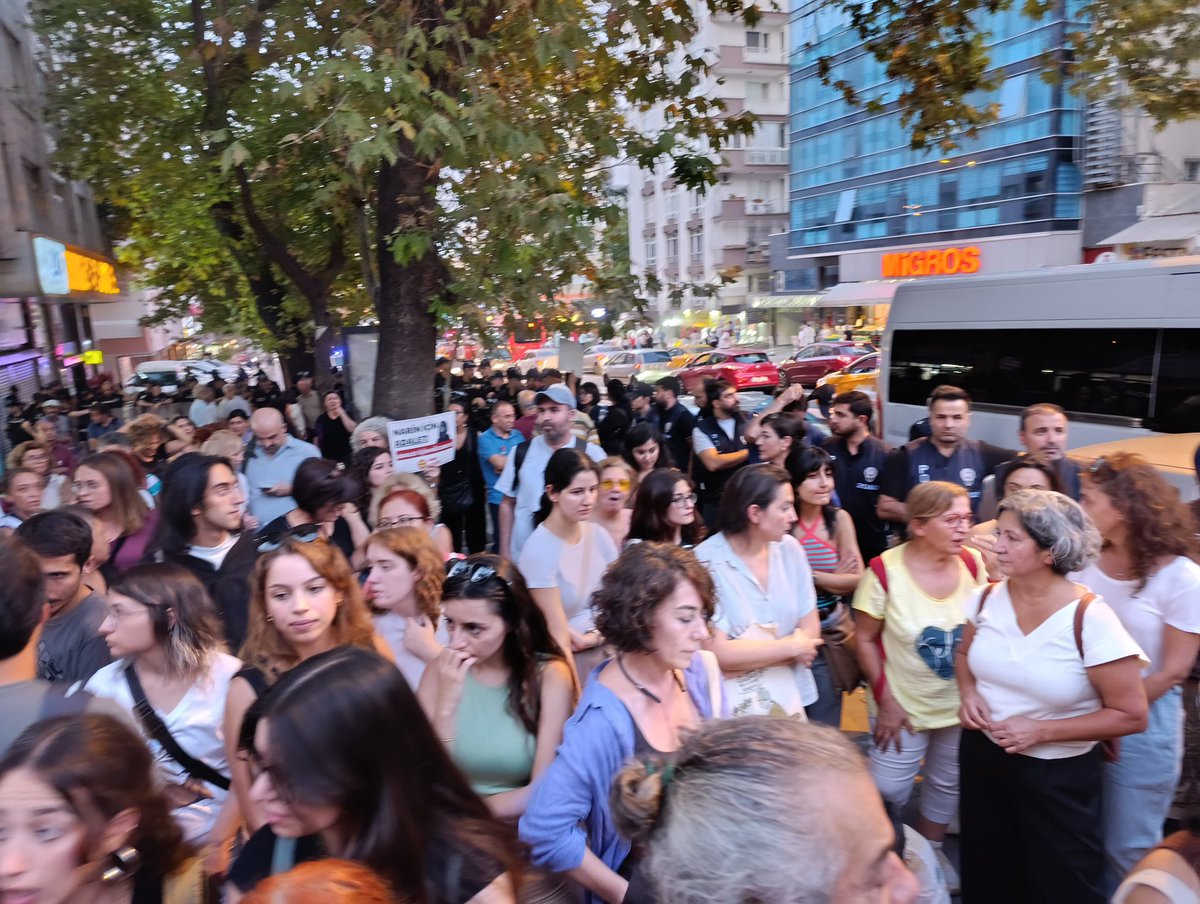 KESK1995's tweet image. Narin Güran’ın öldürülmesi bir çok kentte olduğu gibi Ankara’da da protesto edildi.
KESK Şubeler Platformu’nun da bileşeni olduğu Ankara Kadın Platformu’nun eylemine KESK ve işkolu MYK üyeleri katıldı. “Failleri Değil, Çocukları Koruyun!’ pankartıyla Kolej Metro’dan Sakarya’ya…