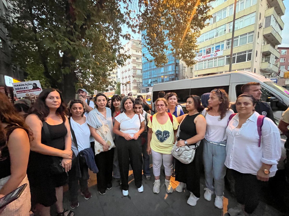 KESK1995's tweet image. Narin Güran’ın öldürülmesi bir çok kentte olduğu gibi Ankara’da da protesto edildi.
KESK Şubeler Platformu’nun da bileşeni olduğu Ankara Kadın Platformu’nun eylemine KESK ve işkolu MYK üyeleri katıldı. “Failleri Değil, Çocukları Koruyun!’ pankartıyla Kolej Metro’dan Sakarya’ya…