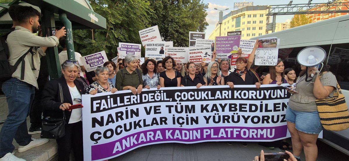 KESK1995's tweet image. Narin Güran’ın öldürülmesi bir çok kentte olduğu gibi Ankara’da da protesto edildi.
KESK Şubeler Platformu’nun da bileşeni olduğu Ankara Kadın Platformu’nun eylemine KESK ve işkolu MYK üyeleri katıldı. “Failleri Değil, Çocukları Koruyun!’ pankartıyla Kolej Metro’dan Sakarya’ya…
