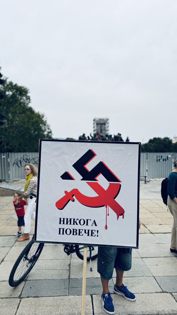 80 години от 9-ти септември 1944. Най-черната дата в съвременната ни история. Последиците търпим и до днес. Поклон пред десетките хиляди жертви на червения терор. Никога повече комунизъм! ☭
