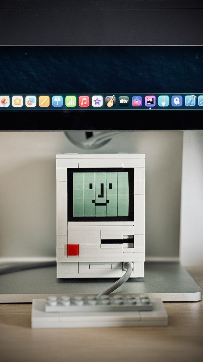 PiotrekJeremicz's tweet photo. @klemensstrasser He is always watching me… With this smile… 😅

It is like - “I saw what you have done in this code…”

#mac #classicMac https://t.co/0yQSJR60vu
