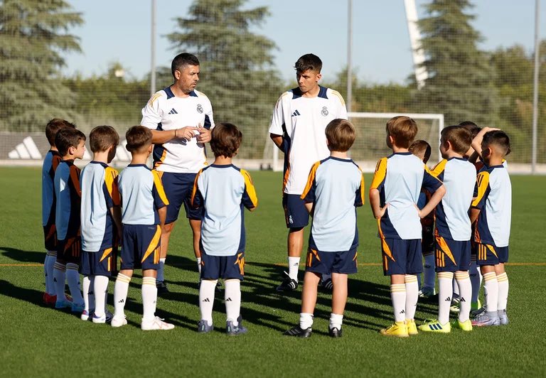 FabricaMadrid's tweet photo. Prebenjamín A (U-8), Prebenjamín B (U-7) and Debutante (U-6) completed their first training session of the pre-season today. 

Javier Rubio will be in charge of Prebenjamín A with Juan Guitart as assistant coach. Juan Carlos Duque will coach Prebenjamín B and will be accompanied by Sergio Rodríguez, as assistant coach. The debutants will be coached by Juan Carlos Juárez and Rubén Alonso.