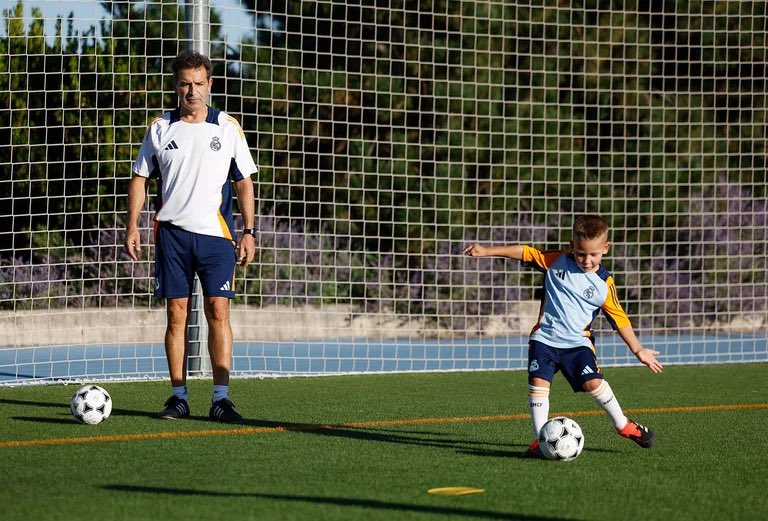 FabricaMadrid's tweet photo. Prebenjamín A (U-8), Prebenjamín B (U-7) and Debutante (U-6) completed their first training session of the pre-season today. 

Javier Rubio will be in charge of Prebenjamín A with Juan Guitart as assistant coach. Juan Carlos Duque will coach Prebenjamín B and will be accompanied by Sergio Rodríguez, as assistant coach. The debutants will be coached by Juan Carlos Juárez and Rubén Alonso.