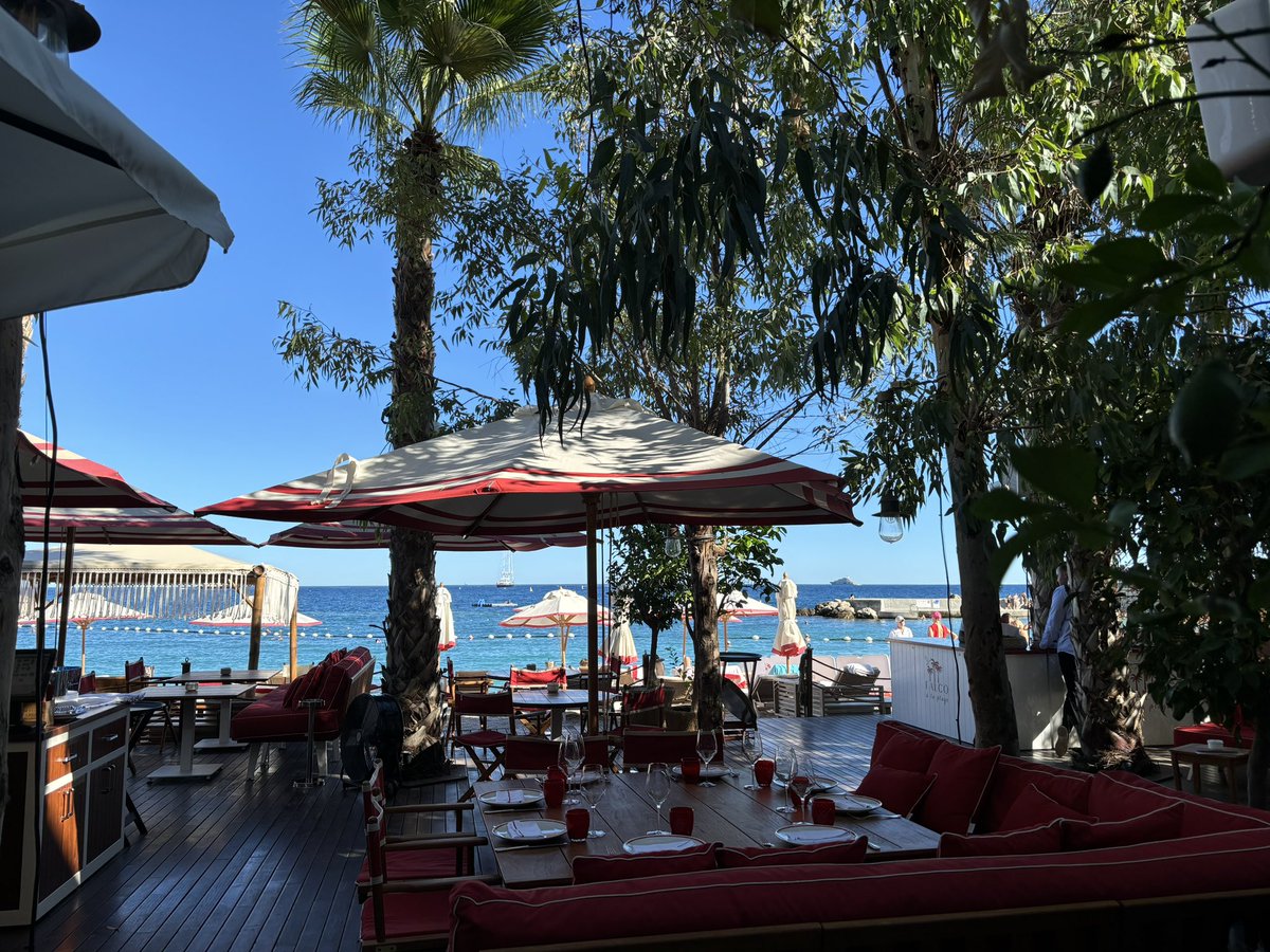 edgeofworld123's tweet photo. 摩纳哥🇲🇨 奢华的游艇⛵️与唯美的海滩🏖️ https://t.co/qsEFCeCtZx