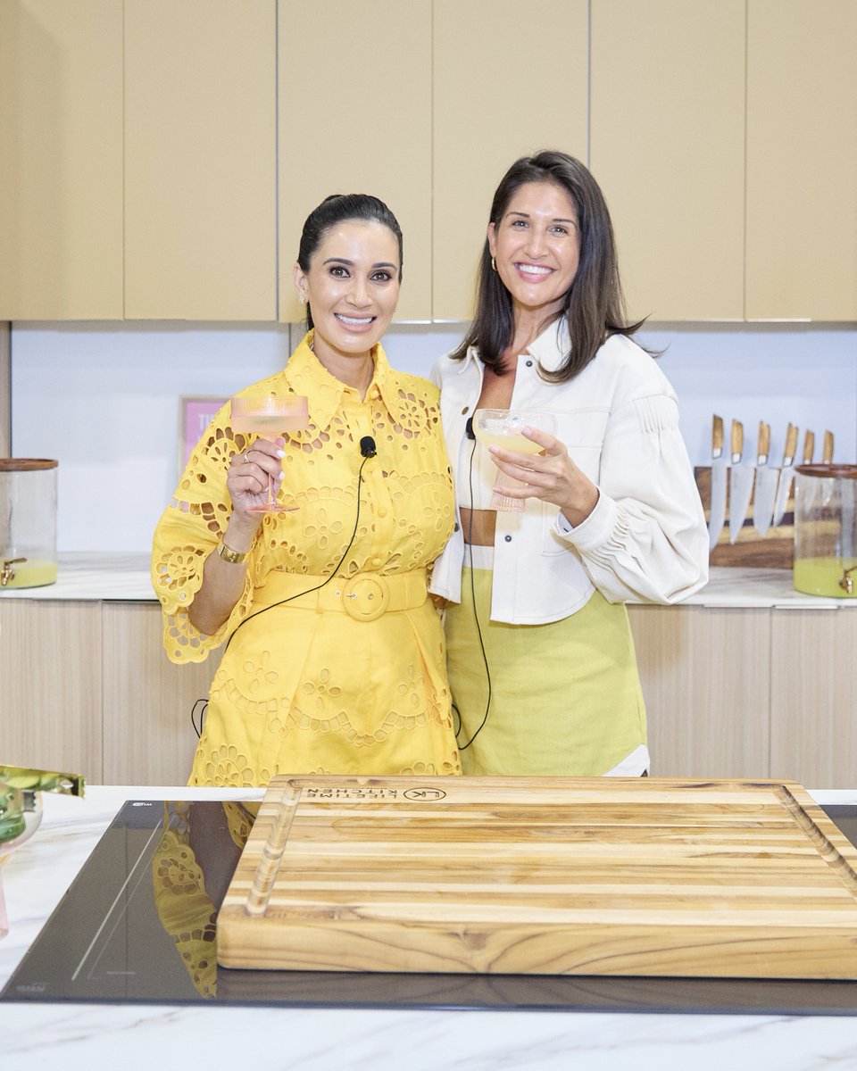 FLHomeShows's tweet image. Flavors from live culinary experiences 🍽️

Chef Jeff Tunks wowed with crab cakes, Kelly &amp;amp; Brooke served up cocktails, and Chef Tulio spiced things up with Birria Tacos.

Join us at the Miami Home Design and Remodeling Show, Oct 18-20! ✨