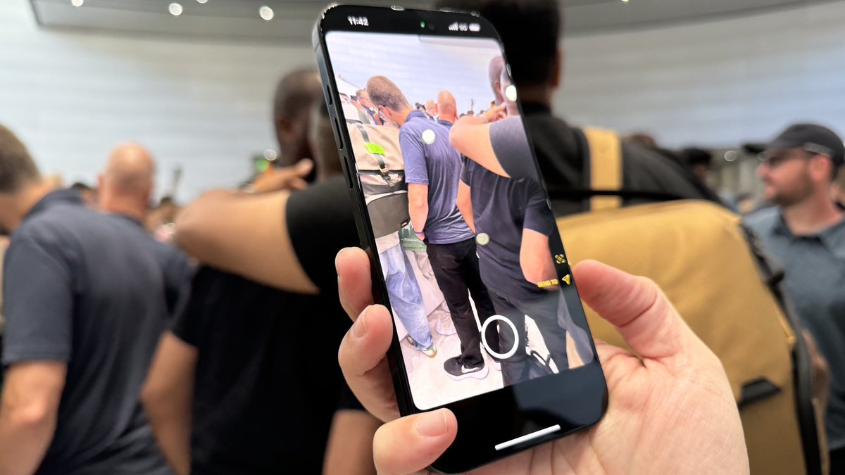LanceUlanoff's tweet photo. I’m holding the iPhone 16 Pro Max. #AppleEvent https://t.co/fT59VQHFbA