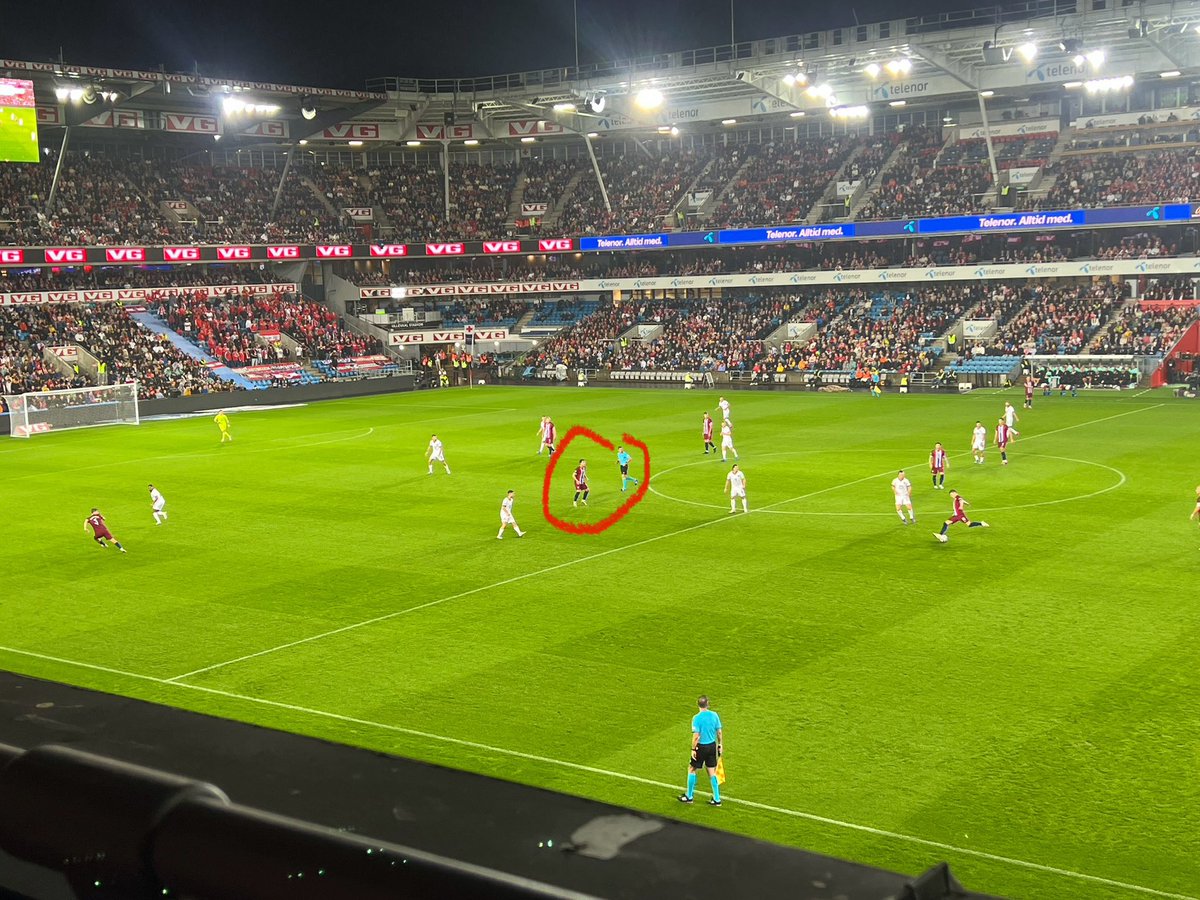 Solbakken med god matchplan: Østerrike går tidlig høyt, og krysser ofte diagonalt, med sine indreløpere. Det åpner rom for begge kantene. Og de er brukt flittig! 
#norgevsøsterrike #Norge #Ullevål