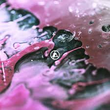 Nyleirel's tweet photo. #TheEmptinessMachine 

Ca me fait tellement plaisir d'entendre à nouveau ce genre de musique...Droit dans la nostalgie, je suis de nouveau au lycée, à mes débuts au boulot et tant d'autres fois !

Merci #LinkinPark, j'ai hâte d'être en novembre pour entendre l'album entier ! https://t.co/vK3mXmVBT7