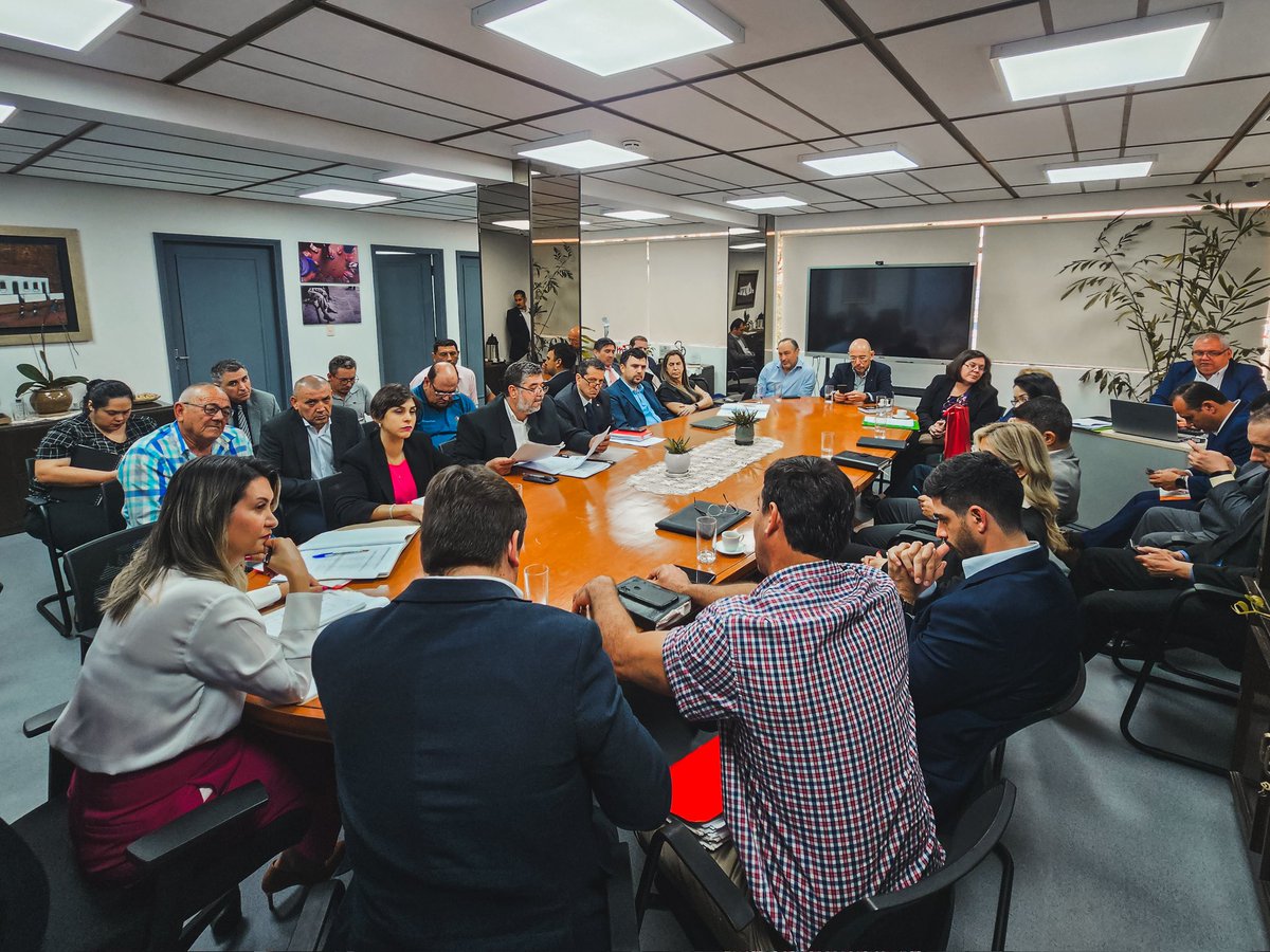 Concluyó la reunión multisectorial entre el sector público y privado en respuesta a la huelga anunciada por los transportistas. Se resolvió entrar en un cuarto intermedio de 8 días para avanzar en la búsqueda de soluciones.
facebook.com/share/p/m4rL2c…