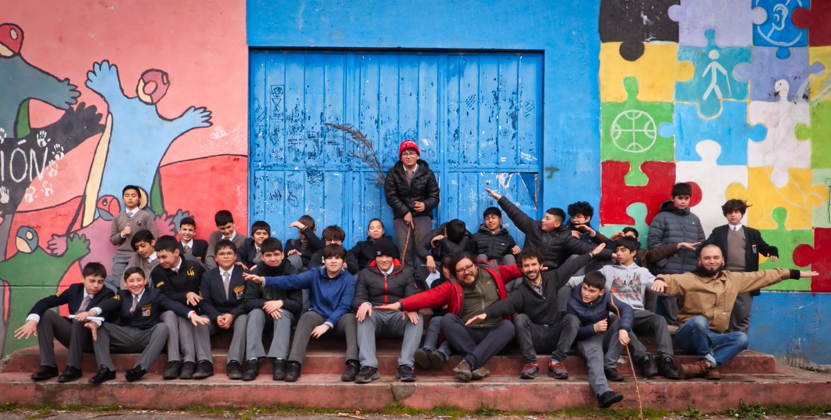 🌿 ¡Estudiantes del Liceo Manuel Montt participan en el programa ambiental "La Ruta de la Basura"! ♻️ 
👏La iniciativa, impulsada por la Asociación de Municipios de Llanquihue y ejecutada por la Fundación Legado Chile, fomenta el consumo responsable y la economía circular. 🌍🔄