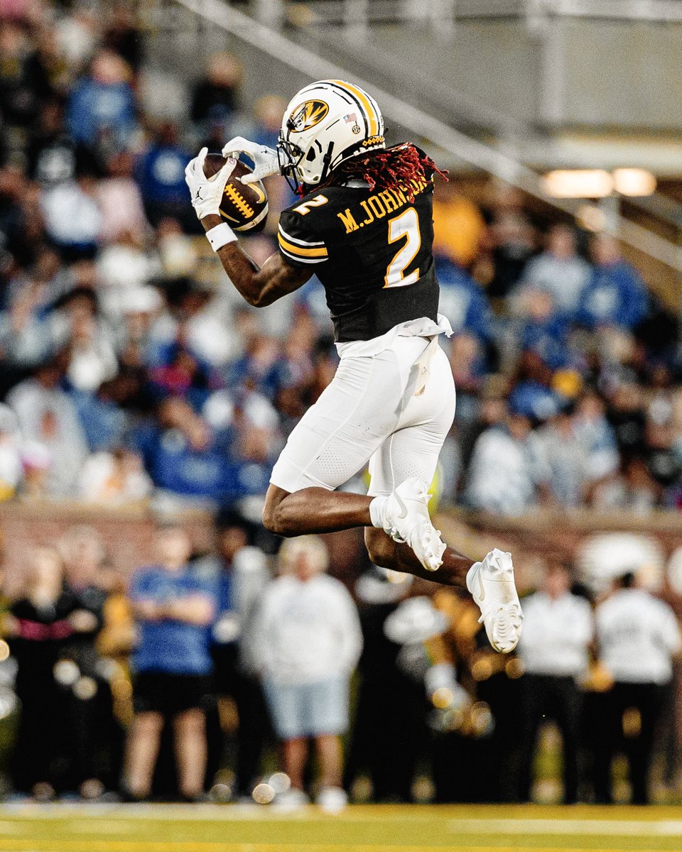 MizzouFootball's tweet photo. He can run 𝘈𝘕𝘋 fly?! 👀 @_SpeedyQuis 

#MIZ | #STP https://t.co/laVfv3k1uf