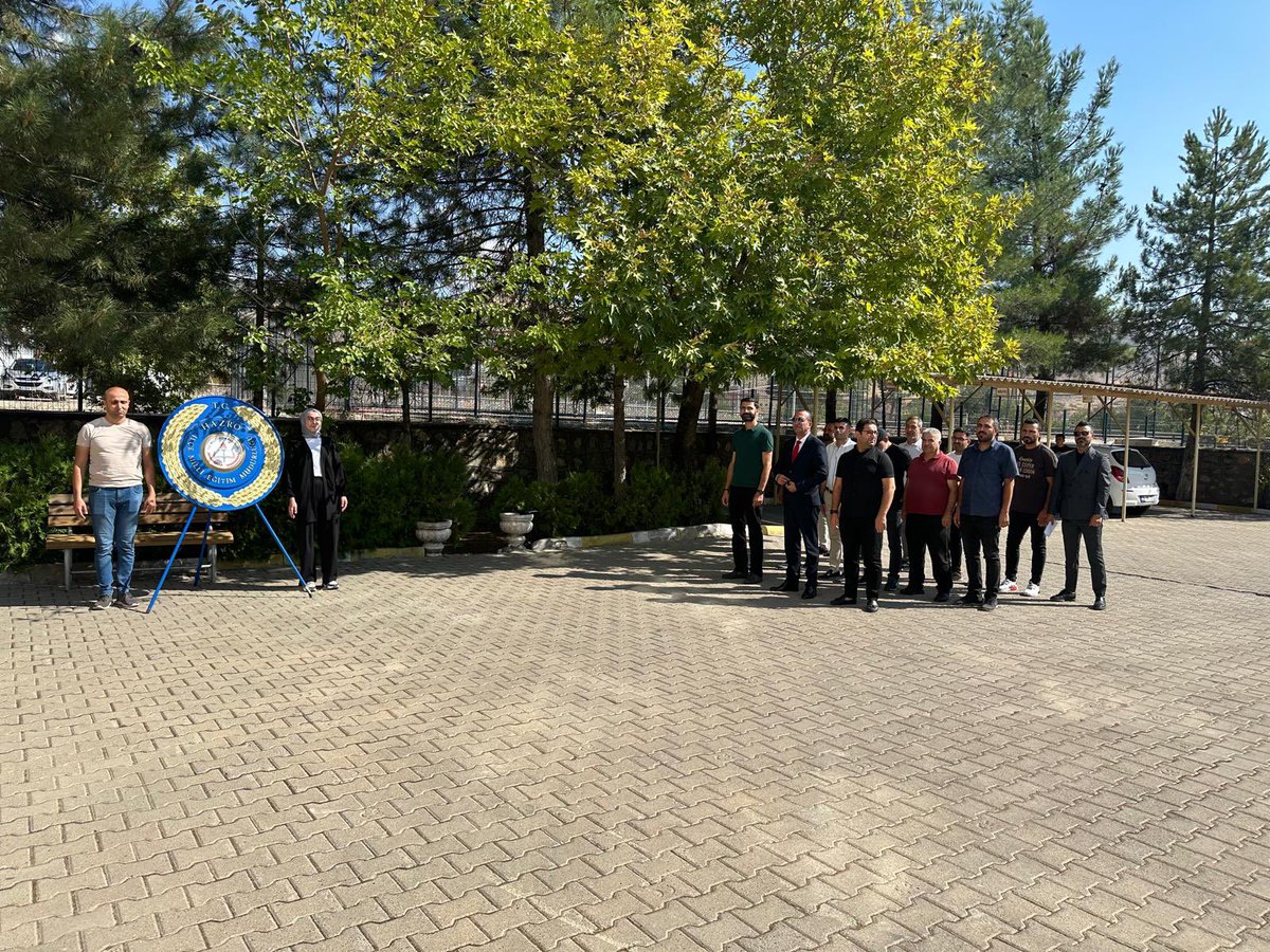 HazroMem's tweet photo. İlköğretim Haftası kapsamında ilçe Milli Eğitim Mdr Sn. Uğur DOĞANER ve şube müdürlerimiz okul müdürleri, öğretmen,öğrenci ve velilerimizin ilköğretim haftasını kutladı ve çelenk sunumu gerçekleştirdi.
@DogukanKoyuncu_ @Murat4Kucukali @dbakirvalilik  @Yusuf__Tekin 
@tcmeb https://t.co/kzWliChMk8