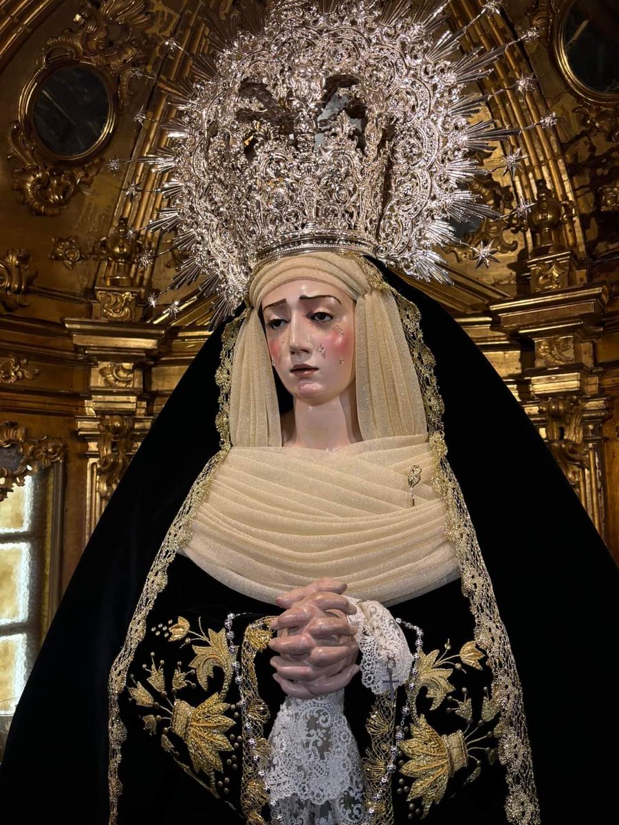 #Actualidad | Así luce Nuestra Señora de la Soledad en su camarín en la semana que celebramos el Solemne Triduo en honor al Santísimo Cristo de la Buena Muerte.

Vestidor: César Díaz