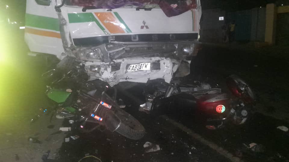 IGIHE's tweet photo. 🚨𝐀𝐌𝐀𝐊𝐔𝐑𝐔 𝐌𝐀𝐒𝐇𝐘𝐀🚨

Ahagana mu ma saa mbili z'ijoro, Mu Mujyi wa Kigali, habereye impanuka ikomeye y'imodoka, yahise ihitana abantu babiri mu gihe abandi bakomeretse bakomeje kwitabwaho n’inzego z’ubutabazi.

Amakuru agera kuri IGIHE avuga ko ikamyo ya Fuso yamanutse mu muhanda werekeza kwa Gitwaza ivuye Kicukiro Centre, ivuza amahoni menshi, bikekwa ko yabuze feri, igonga abantu babiri, barimo umumotari n’uwo ari ahetse bahasiga ubuzima. Abandi benshi bo bakomeretse baracyavurwa.