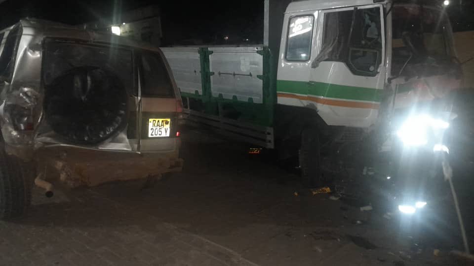IGIHE's tweet photo. 🚨𝐀𝐌𝐀𝐊𝐔𝐑𝐔 𝐌𝐀𝐒𝐇𝐘𝐀🚨

Ahagana mu ma saa mbili z'ijoro, Mu Mujyi wa Kigali, habereye impanuka ikomeye y'imodoka, yahise ihitana abantu babiri mu gihe abandi bakomeretse bakomeje kwitabwaho n’inzego z’ubutabazi.

Amakuru agera kuri IGIHE avuga ko ikamyo ya Fuso yamanutse mu muhanda werekeza kwa Gitwaza ivuye Kicukiro Centre, ivuza amahoni menshi, bikekwa ko yabuze feri, igonga abantu babiri, barimo umumotari n’uwo ari ahetse bahasiga ubuzima. Abandi benshi bo bakomeretse baracyavurwa.