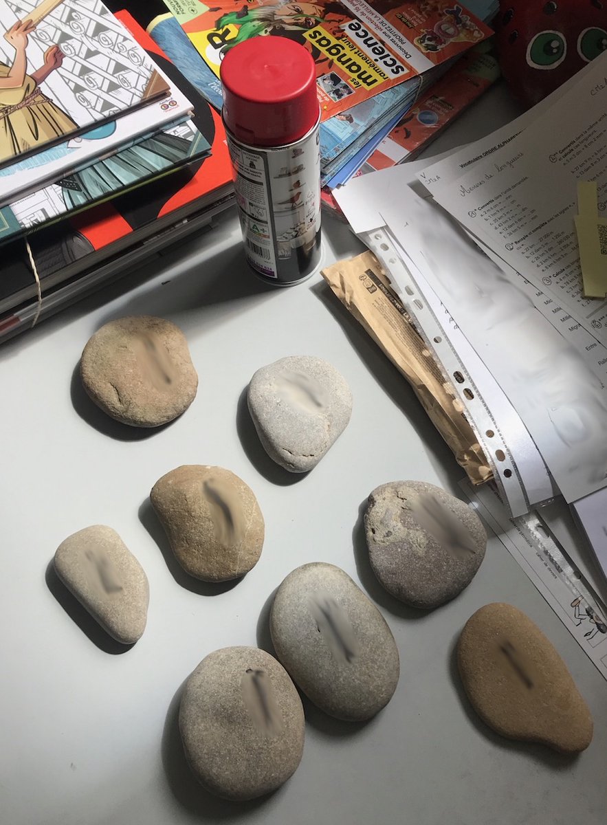 Hypatiealex's tweet photo. Etape 2 ! 
10 par 10 : lavage/grattage des galets et on écrit son prénom sur la face la "moins jolie"
#brico
Mais que vont-ils devenir ? https://t.co/R69rwo14Ho