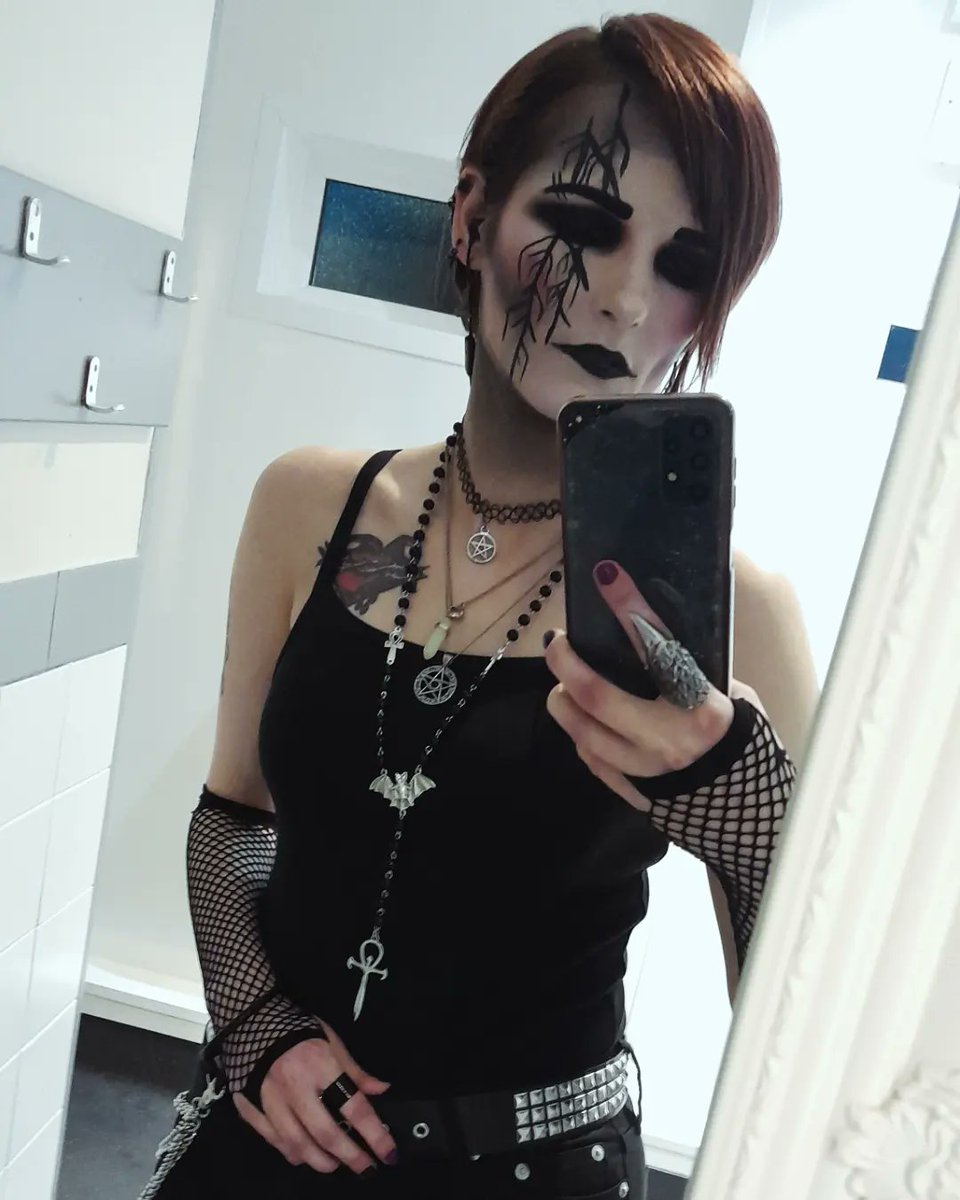 Gothic Cyberpunk tonight 🖤❤️🖤❤️
#gothicmakeup #cyberpunk #facepaint #gothicwoman