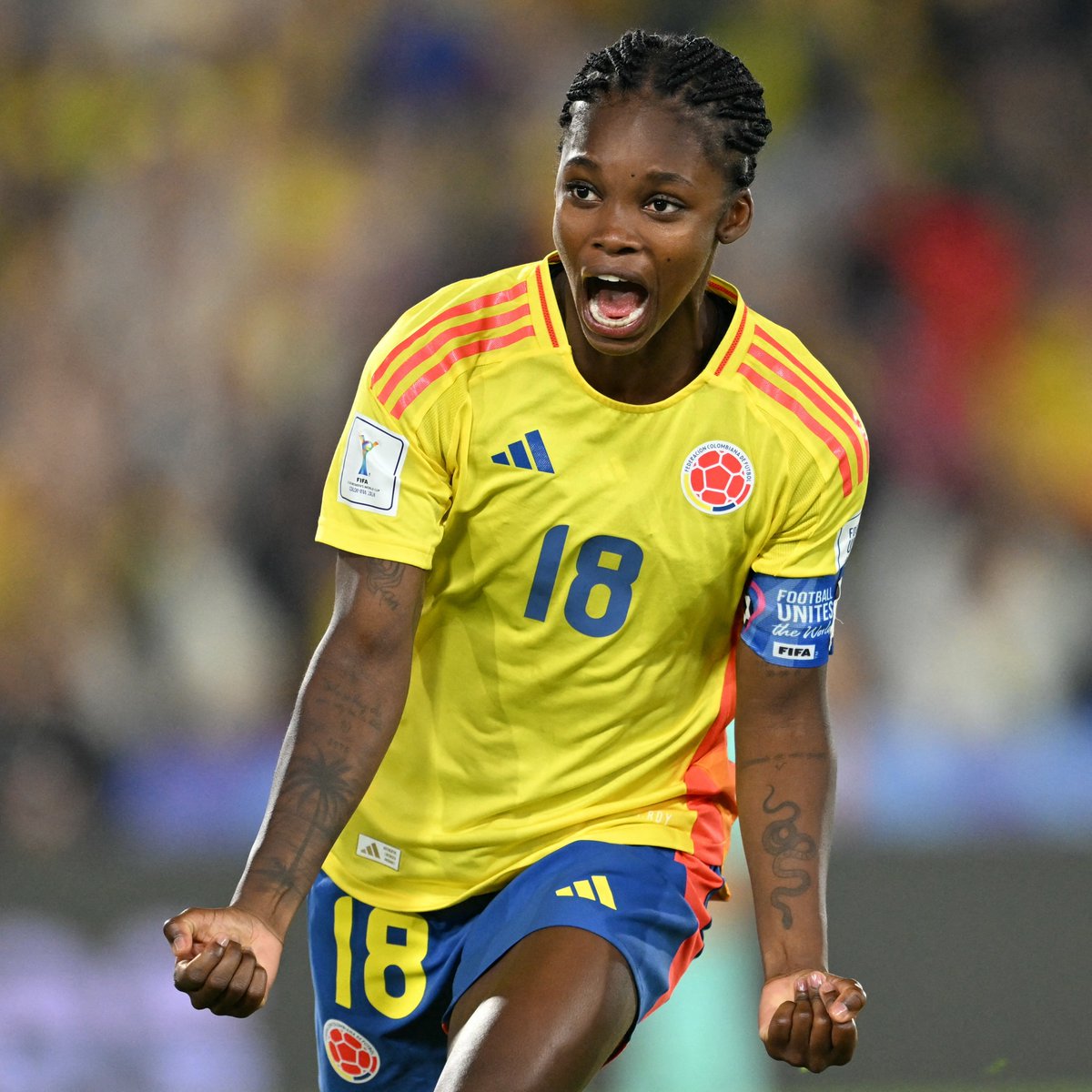 Canchas de tierra y sin pasto. Balones de caucho. Una niña entre niños. Una soñadora que sabía lo que quería: ser profesional del fútbol. Villa Gorgona. Colombia. Bienvenidos al hilo de la historia de los inicios de <a href="/Linda__caicedo/">linda__caicedo11</a>, la chica que solo quería jugar. 🧵