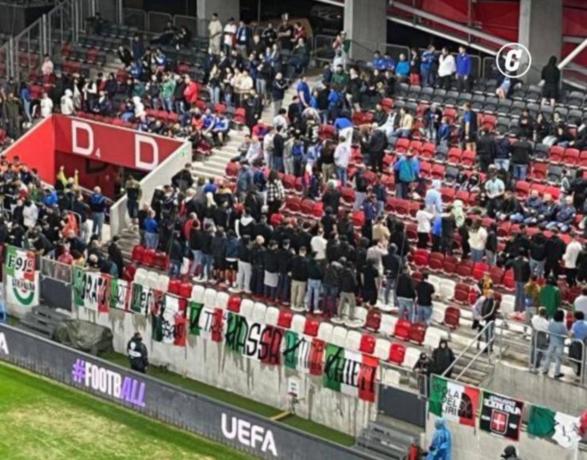 جماهير إيطاليا تدير ظهرها احتجاجاً عند عزف نشيد المنتخب الاخر الليلة، احيانا تصرفات تبدو صغيرة لكنها تكبر قلوب الكثيرين👌❤️