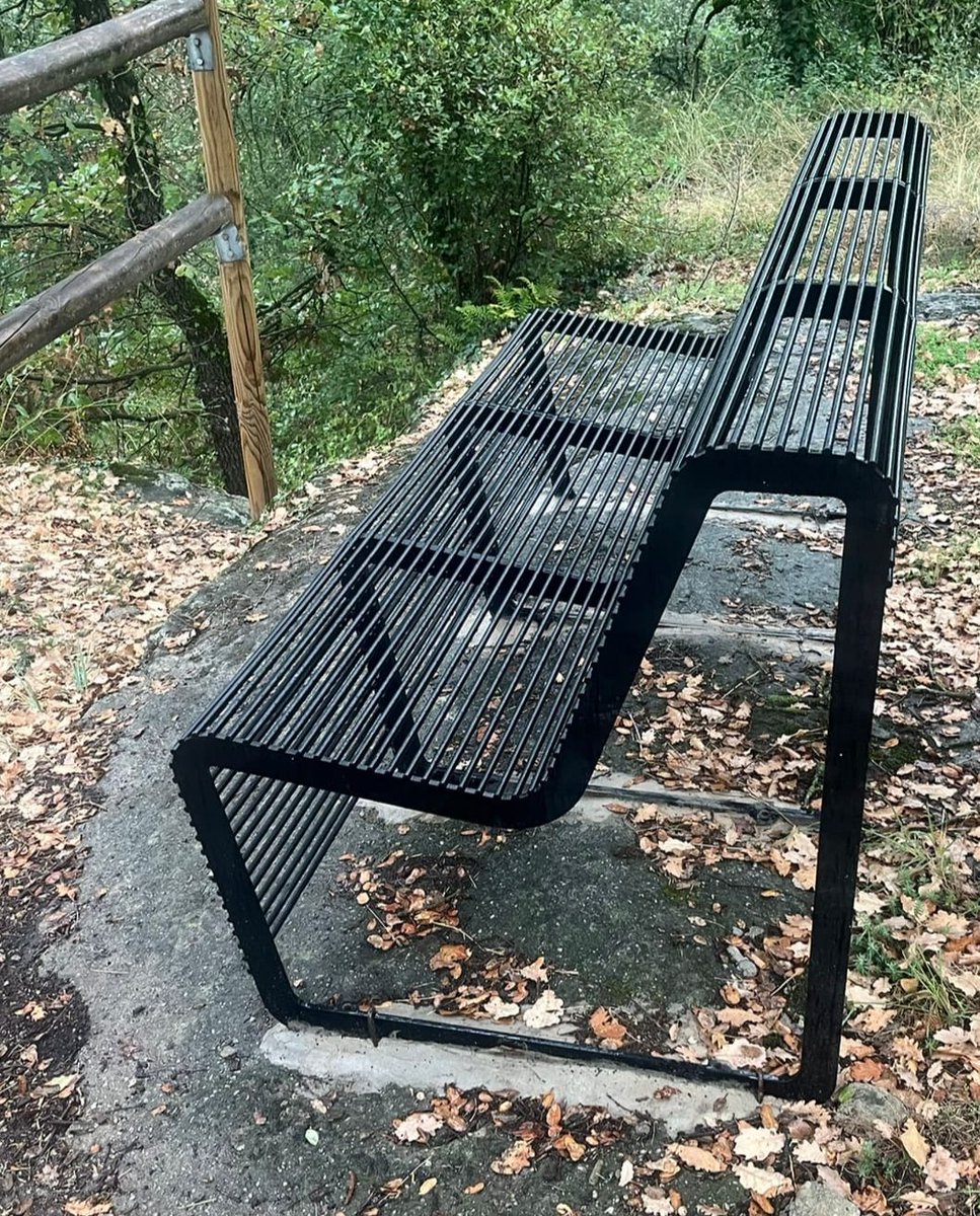setfonts7's tweet photo. Un banc de ferro al Castell de Sant Julià de Vilatorta. Clavat amb ciment al terra. En un espai natural. De mal gust, perquè no està gens integrat amb la natura. I malmet un espai natural. Espero que es retiri. @cecalldtnes_eco @el9nou @osona #Vilatorta https://t.co/POxHMuAtFn