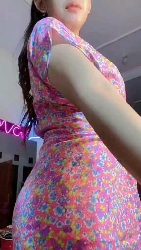 لاتظني يافاتنتي انك كبرتي ونضجتي وتقولي خلاص فات عليا القطار بهوبة
لالالا يافاتنتي الناضجة العسولة الشهية
انتي اصل الطعم والمتعة واللذة المرغوبة
من ذاق توتك ورمانتك ونعومة جسمك المنعومة
يعيش بقربك ملك بسعادة وبسمة رموش موسومة
ومايتهنى اكل اوشرب اوقات ونخس شيشة معسولة
يتتتتتتبع