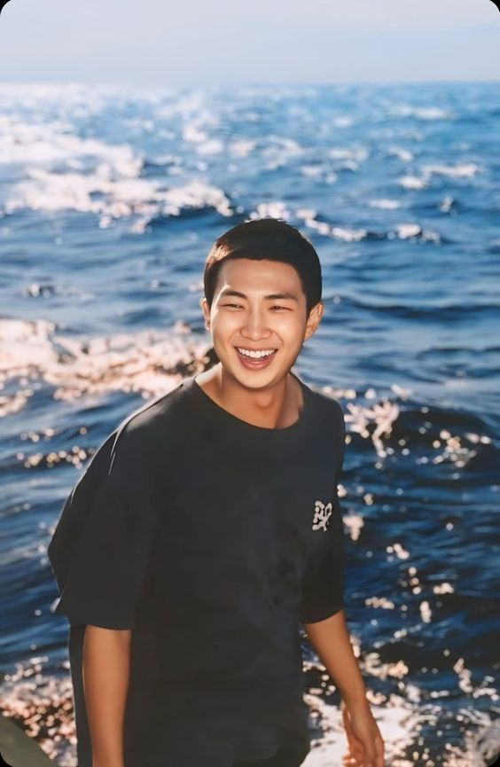 Army_Medellin's tweet photo. Su apoyo siempre da frutos 🥹, es por esto que #Namjoon estará el jueves 12 de septiembre en el Megamupi de la Estación del Metro Prado🚊, en la zona de los torniquetes. Durante todo el servicio comercial 🎥

La entrega de recordatorios será entre las 12:30 y 1:30pm 💌 https://t.co/9KoZc5QaeN
