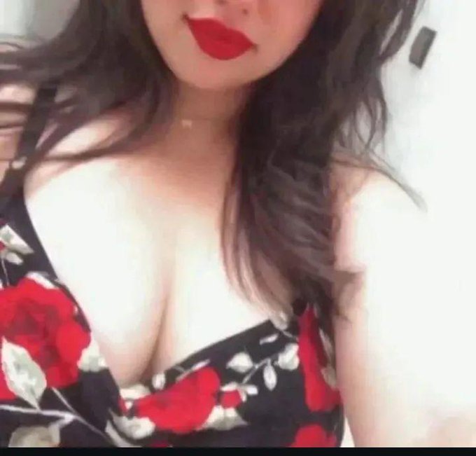 والشفايق الملونة باحمر ولون وردي محمورة
اممممم ماالذ طعمها اعظم من  الكباب المقلي بلحومة
بلذات مع تلونها تفتح الشهية المغلوقة
والخدود الي ماينشبع منها اكل  كفحسة مفحوس
والاذان الي تستاهل المذغ كانها سلطة منووعة
 والرقبة عطرها ولذتهاحكاية ماتنتهي كطريق الفلوجة