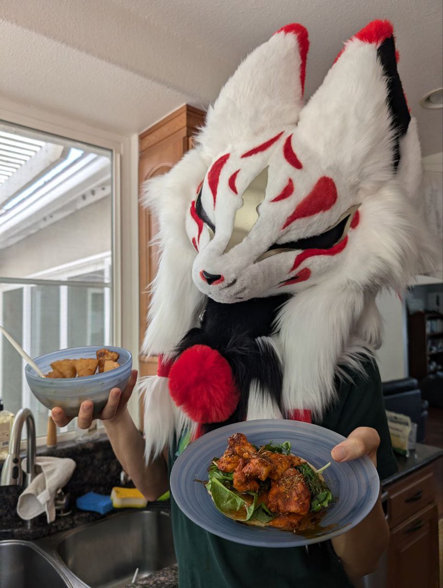 Made you some peruvian pollada tacos with fresh tortillas. Also happened to use the left over tortillas to make you some fresh chips with my own guac~ Enjoy.