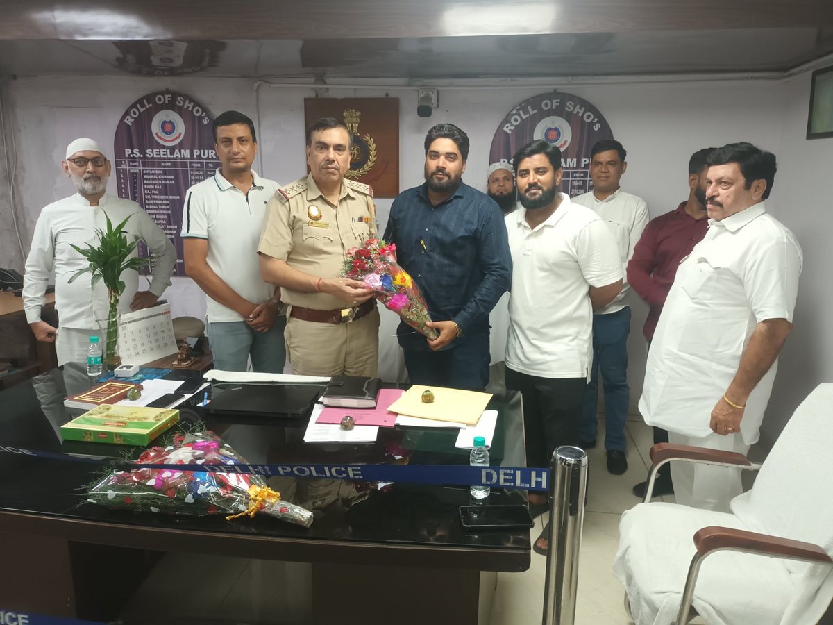 MoinHerowala's tweet photo. 'न्यू सीलमपुर RWA'
'चौहान बाँगर अमन कमेटी RWA'
'महिला बाल विकास एंव शिक्षा समीती' द्वारा थाना सीलमपुर के नव नियुक्त 
ACP श्रीमान संजय शर्मा सहाब एंव 
SHO श्रीमान पंकज कुमार सहाब का स्वागत किया गया!
मौक़े पर सभी समाजिक कार्यकर्ता साथी मौजूद रहे! https://t.co/9b2lq3rEzp