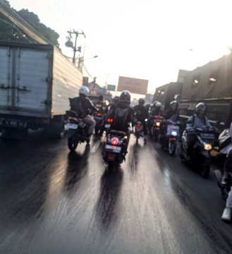 PRFMnews's tweet photo. 08.05 RT @DenCybr inilah rahasia kenapa warga #Bandungtimur tabah & sabar menghadapi kemacetan yang mendera setiap saat, karena punya jalan percobaan. Semangat pagi. https://t.co/IToDjjm03I