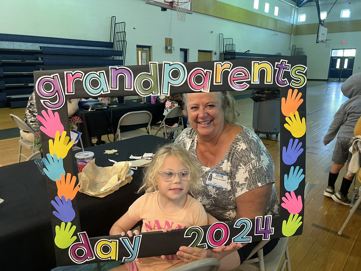 jillparaska's tweet photo. Grandparents Week!  Look at all of the GATOR families. 👀 @CESg8trs https://t.co/1WpRnVSLRY