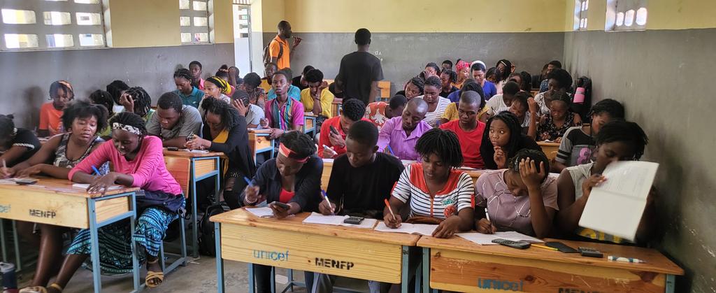 PierreMarcBAPT1's tweet photo. Les jeunes ont besoin d'orientation et d'accompagnement après leur bac. La PREFAC Soleil relève ce défi !Depuis 2 semaines au Lycée Duvivier à Cité Soleil, nous encadrons environ 150 jeunes répartis en 3 salles de travail,issus de Cité Soleil et des zones voisines.#PREFAC #Jeunes https://t.co/wSLdR6qbN9