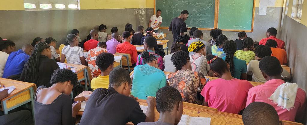 PierreMarcBAPT1's tweet photo. Les jeunes ont besoin d'orientation et d'accompagnement après leur bac. La PREFAC Soleil relève ce défi !Depuis 2 semaines au Lycée Duvivier à Cité Soleil, nous encadrons environ 150 jeunes répartis en 3 salles de travail,issus de Cité Soleil et des zones voisines.#PREFAC #Jeunes https://t.co/wSLdR6qbN9