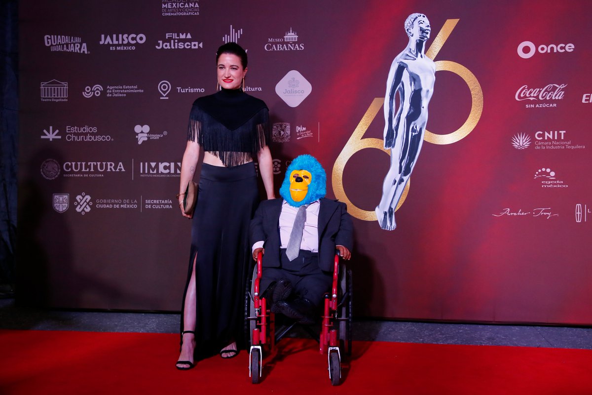Teresa de Miguel (@tdemigueles) on Twitter photo Tratando de asimilar que esto pasó. Kemonito y yo en la alfombra roja de los Arieles 💙💛
📸 por <a href="/Zeroguasco/">Paco Guasco</a> Tratando de asimilar que esto pasó. Kemonito y yo en la alfombra roja de los Arieles 💙💛
📸 por <a href="/Zeroguasco/">Paco Guasco</a>