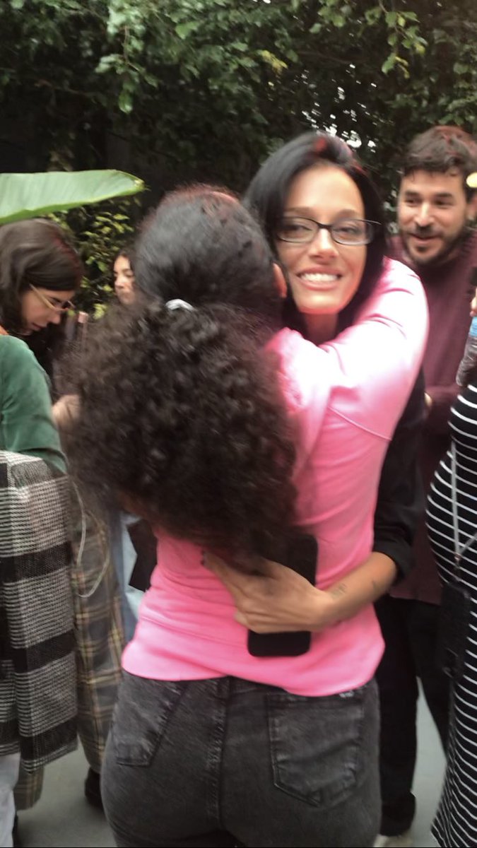 countlesscarori's tweet photo. todo lo que me pasó hoy es algo que no puedo creer, espere tantos años en poder abrazarte y lo logré. estuve con ella, comparti. viví un momento hermoso😭❤️ gracias por abrazarme de esa manera! lo necesitaba @orisabatini https://t.co/MPPwbVT2jk