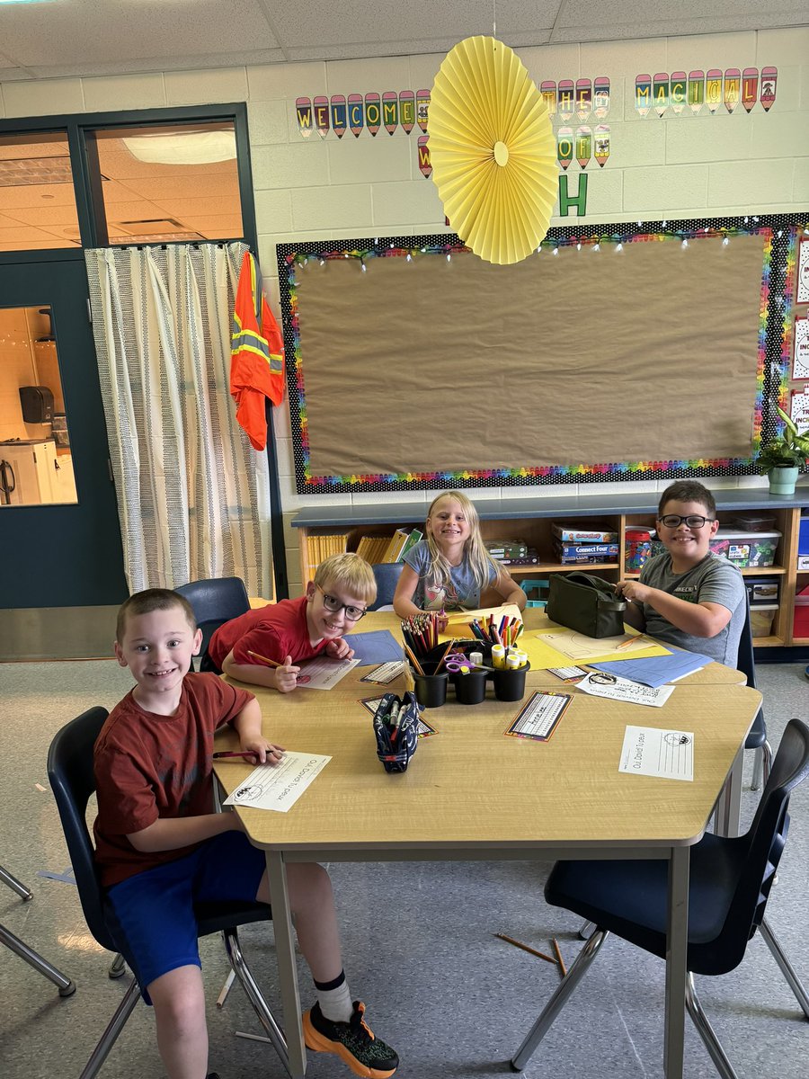 TaraCabral42's tweet image. We explored David va à l&apos;école and turned classroom rules into a creative masterpiece! 🎨📚 The students did an amazing job bringing their ideas to life—excited to share our final product soon! #ClassroomRules #CreativeLearning #FrenchClass