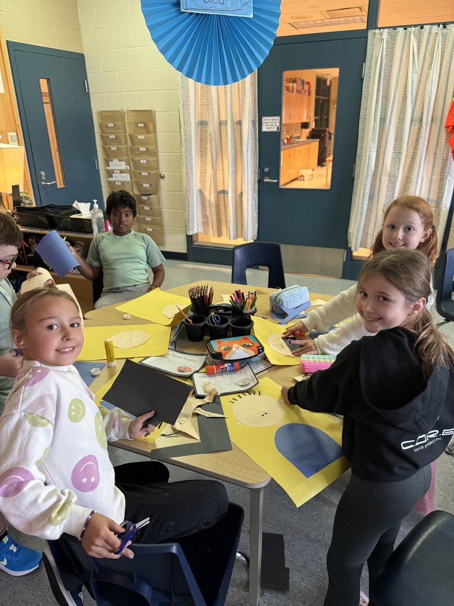TaraCabral42's tweet image. We explored David va à l&apos;école and turned classroom rules into a creative masterpiece! 🎨📚 The students did an amazing job bringing their ideas to life—excited to share our final product soon! #ClassroomRules #CreativeLearning #FrenchClass