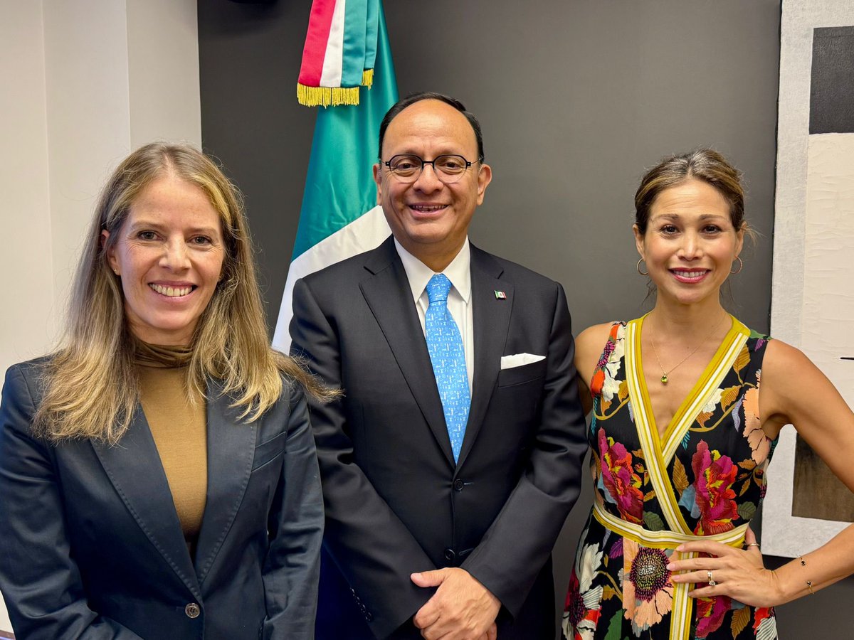 ConsulMexNuy's tweet photo. 🎉 Esta tarde, el Cónsul General @Jorge_Islaslo se reunió con la periodista Nayeli Chávez-Geller y la actriz Bianca Marroquín, dos destacadas mexicanas en Nueva York, quienes serán nuestras maestras de ceremonia en el histórico #GritoDeIndependencia que celebraremos por primera vez en #TimesSquare de la Gran Manzana este domingo 15 de septiembre de 19:00 a 21:00 horas. 

¡VivaMéxico!
