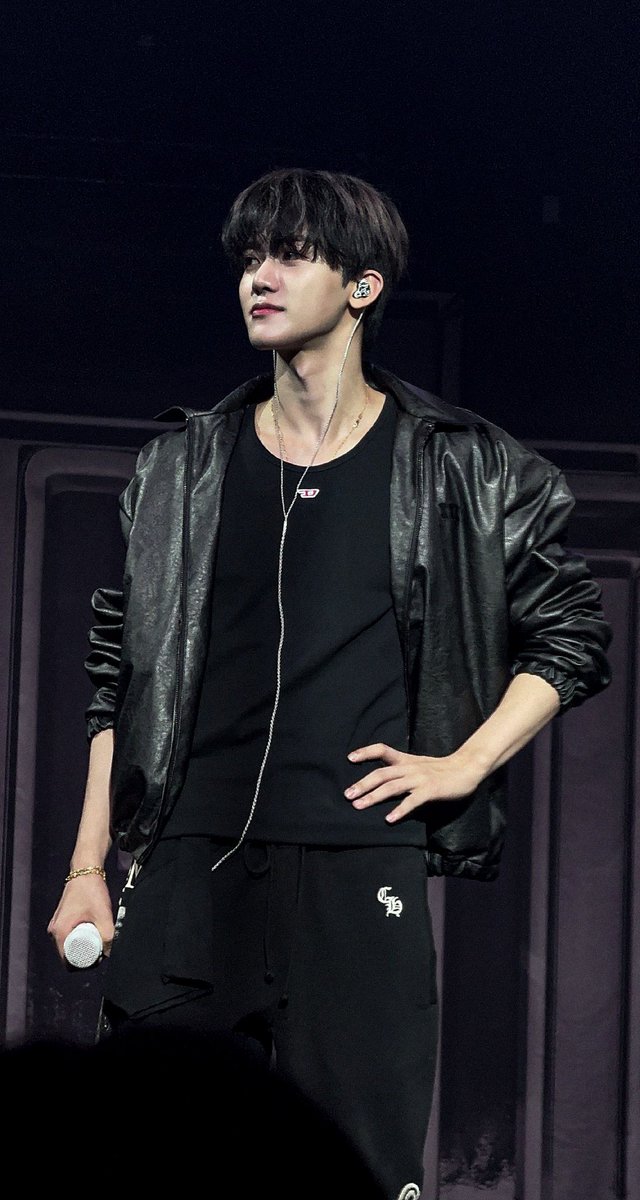 บิ๊กบอยตัวใหญ่ ไหล่กว้าง ลูกกระเดือกชัด เสื้อหนังดำ มึง
