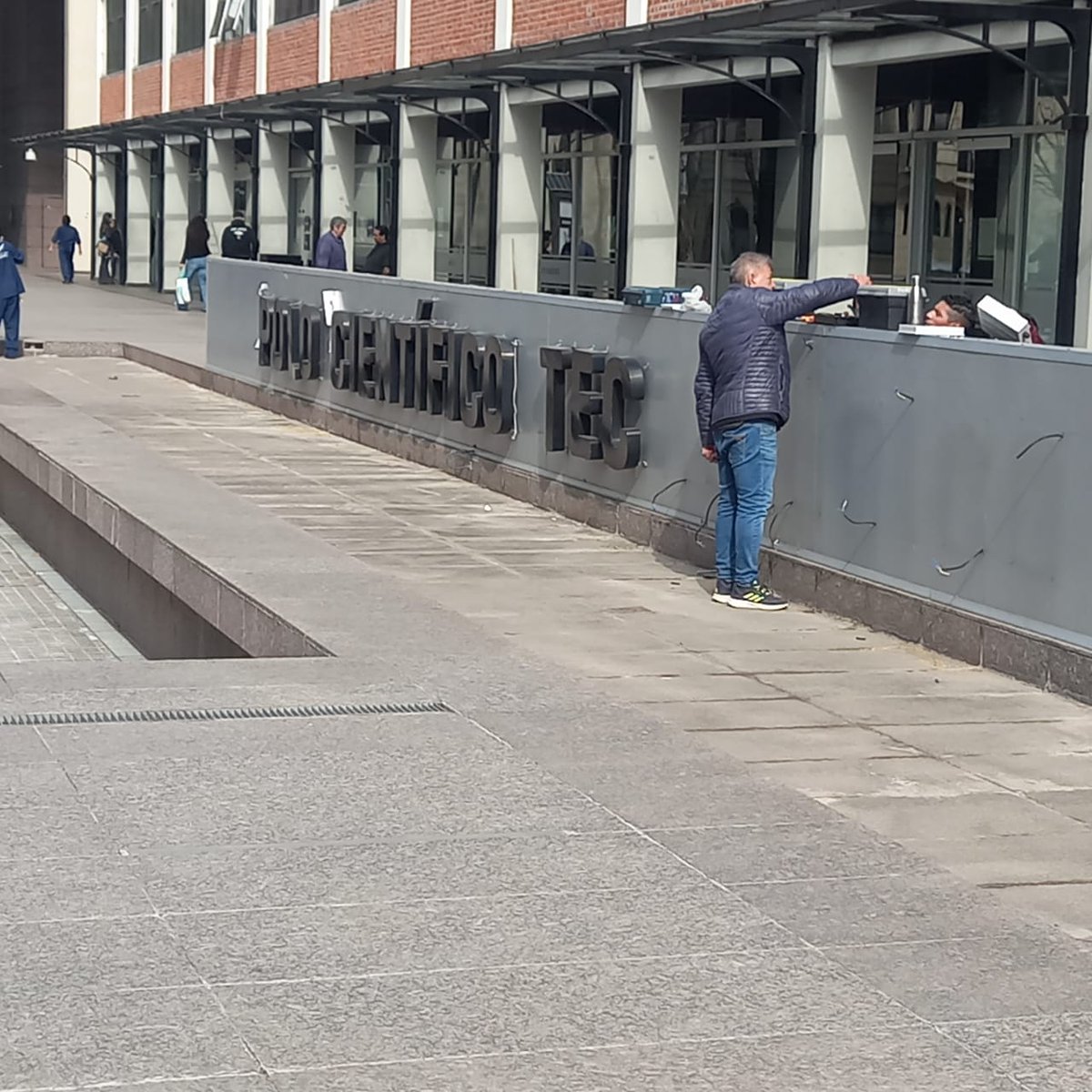 Todo un símbolo del desmantelamiento del sistema de ciencia y tecnología sacarle el cartel al Polo Científico Tecnológico.