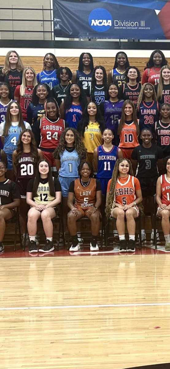 We spy with our little 👀 our senior <a href="/ulanidavis/">ulanidavis</a> representing for your Lady Longhorns at the <a href="/GHAGBA/">GHAGBA</a> photoshoot! 🤘🏀