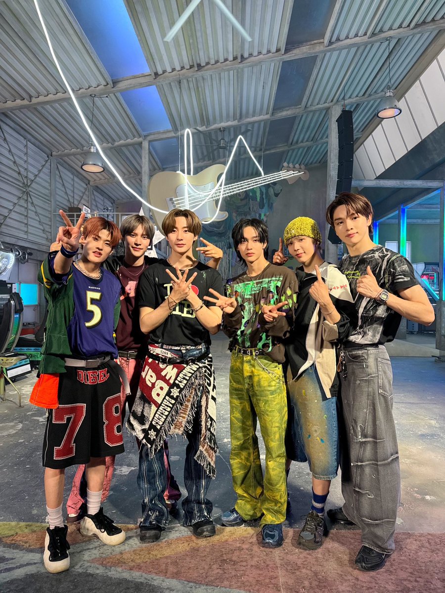 RIIZE_JPN's tweet photo. The 1st Japan Single『Lucky』🍀

🥇オリコン週間シングルランキング 1位
🥇Billboard JAPAN Top Singles Sales 1位

たくさんの愛と応援、いつもありがとうございます🧡

🛒https://t.co/vCAxYTUify
🎧https://t.co/IJtzZqeFkK
🎯https://t.co/au6syMrPrm

#RIIZE #라이즈
#RISEandREALIZE
#Lucky #RIIZE_Lucky
