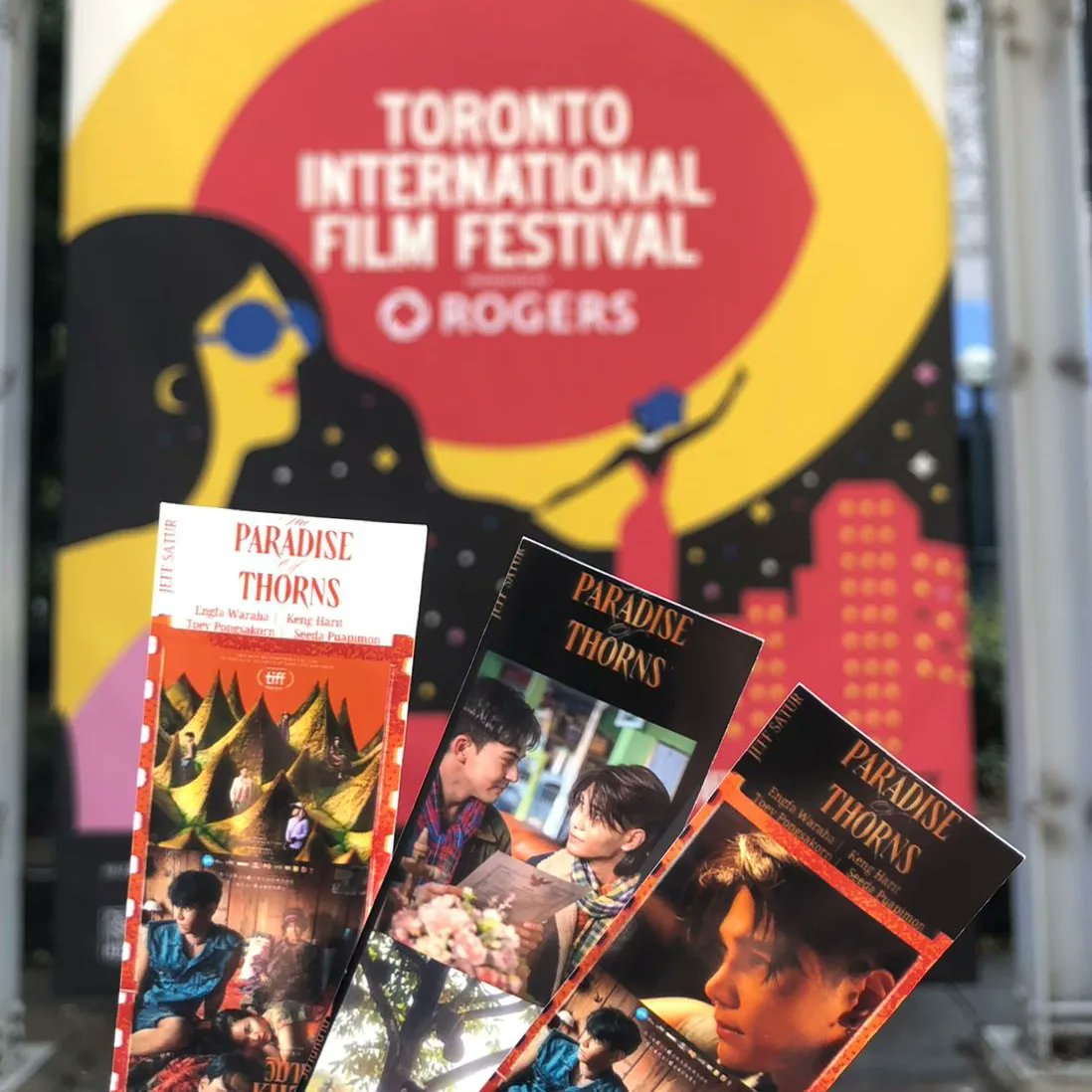 JeffSaturMexico's tweet image. The movie has already started!😁 Director @Bossskuno was there on stage! Our staff was able to meet him and give him freebies as well as thank him for the opportunity to have @jeffsatur in the film. Everyone is enjoying!🎬
#TheParadiseOfThornsTIFF 
#วิมานหนาม #TheParadiseOfThorns