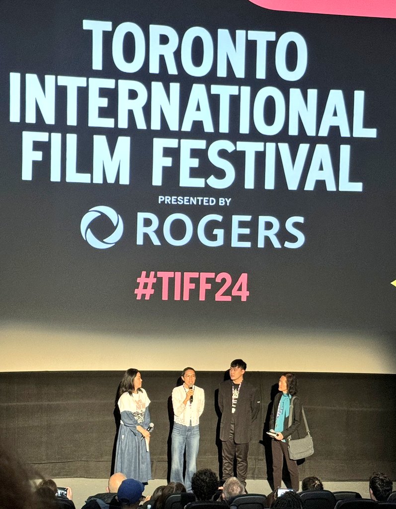 JeffSaturMexico's tweet image. The movie has already started!😁 Director @Bossskuno was there on stage! Our staff was able to meet him and give him freebies as well as thank him for the opportunity to have @jeffsatur in the film. Everyone is enjoying!🎬
#TheParadiseOfThornsTIFF 
#วิมานหนาม #TheParadiseOfThorns