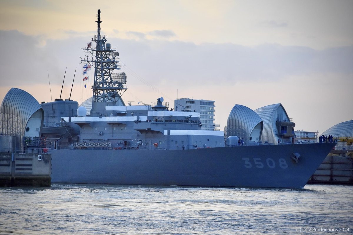 DtvPhotography's tweet photo. JS Kashima, training ship of the Japan Maritime Self Defence Force leaving London tonight through the Thames Barrier.
.
.
.
@news_shopper @bbclondon @skynews @kent_online #japanesenavy #warship #dtvproductions #river #riverthames #jmsdf @itvnews #japanesewarship @Channel4News https://t.co/WwHdNfWWlG