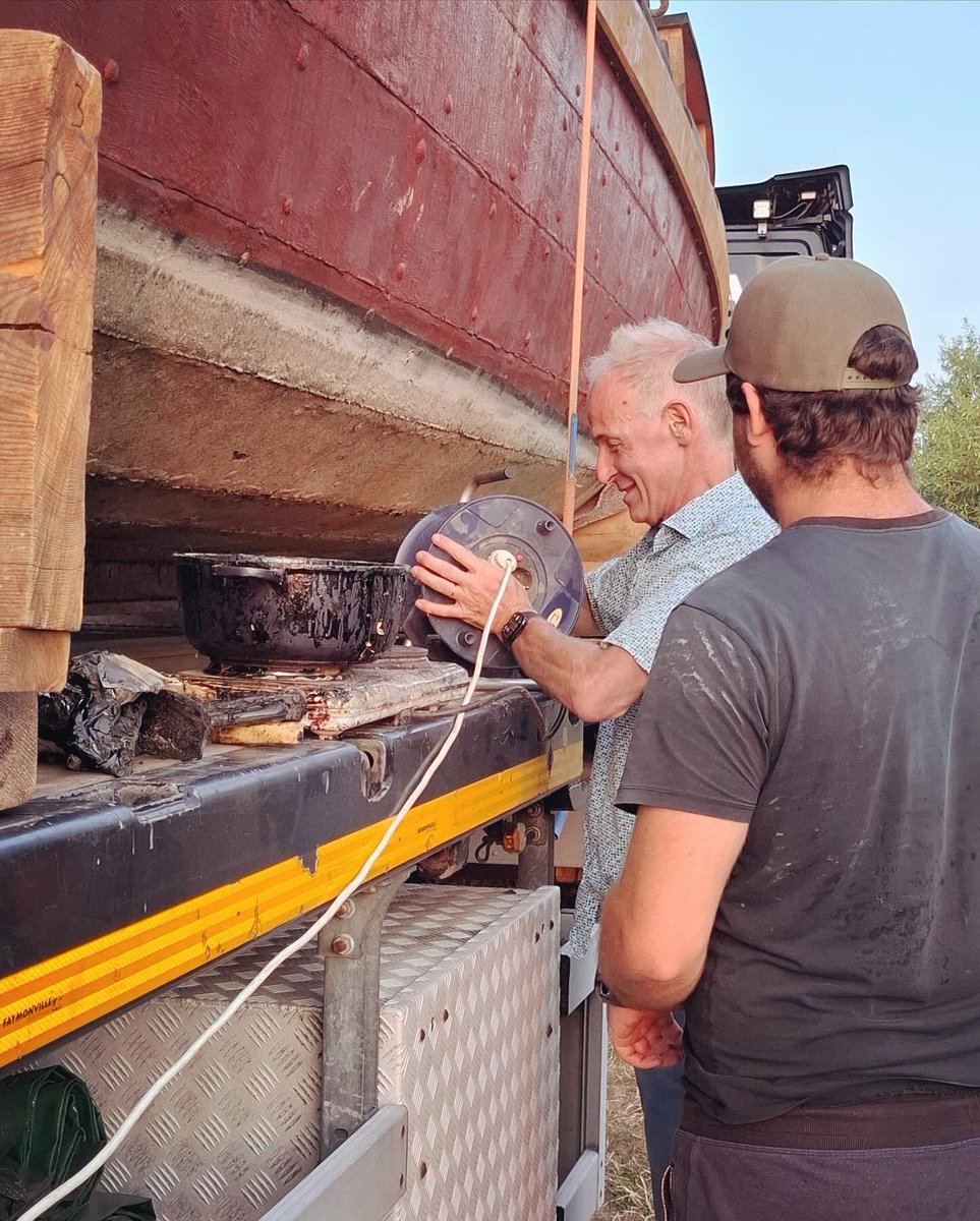 BoatsRoman9331's tweet photo. On September 4, the Danuvina was transported from Musov (eastern Czech Republic) back to Krems (Austria). A team from FAU accompanied the crossing. In addition, the Danuvina took on water. We found the leak and were able to seal it well with plugs and tar. https://t.co/aAOMLrFvHH